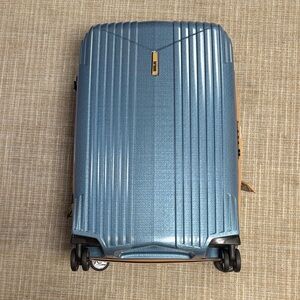 NWT Hartmann Blue Hard Shell Medium Suitcase with Wheels